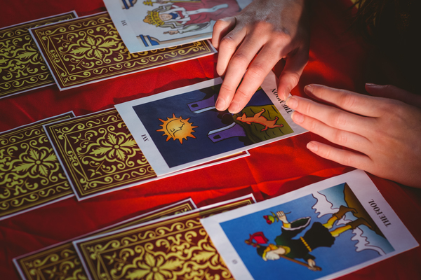 Mystère art divinatoire tirage cartes