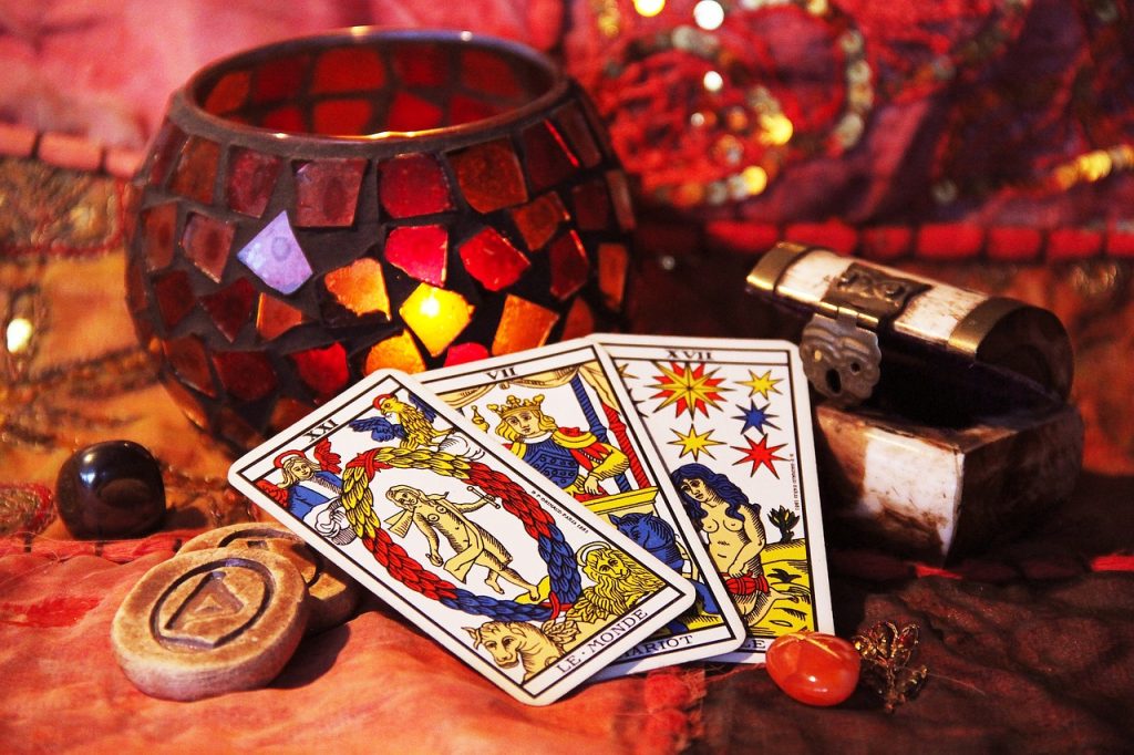 les mysteres des arts divinatoires comprendre les liens entre les signes du zodiaque et les cartes du tarot
