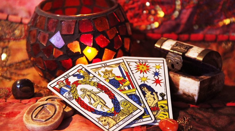 les mysteres du tarot divinatoire comment lancienne sagesse sest transformee en outil de developpement personnel moderne