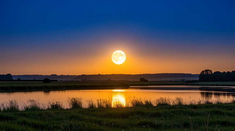 Pleine lune lumineuse se levant au crépuscule d’été au-dessus d’un horizon français dégagé, avec un ciel bleu profond et des reflets ambrés réalistes.